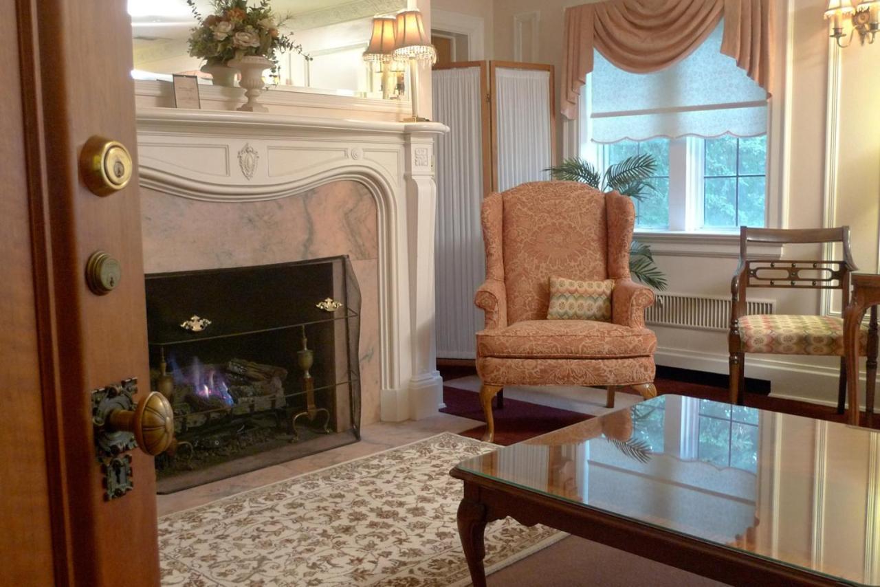 The English Inn Eaton Rapids エクステリア 写真