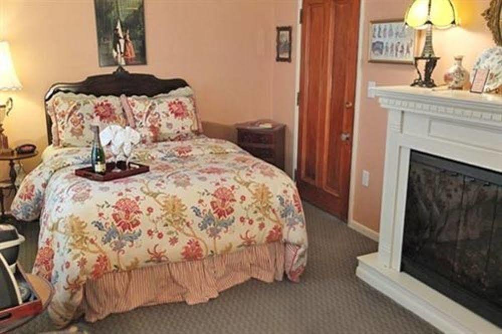 The English Inn Eaton Rapids エクステリア 写真